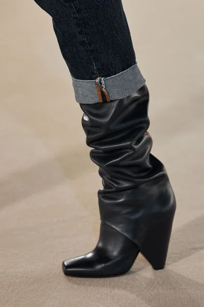 Look 100